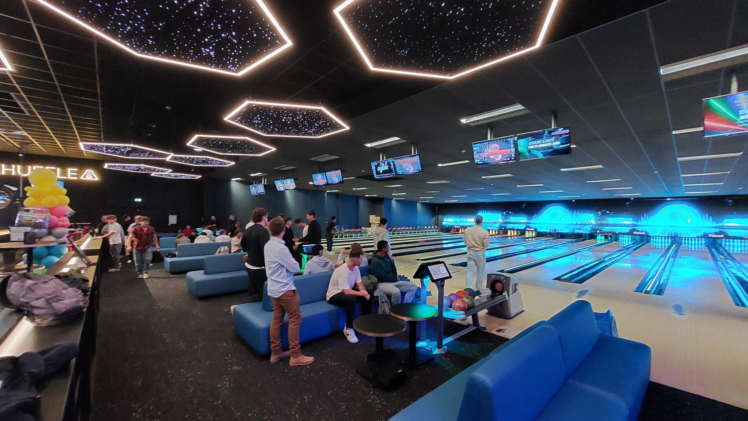 Les apprentis et leurs enseignants réunis au bowling